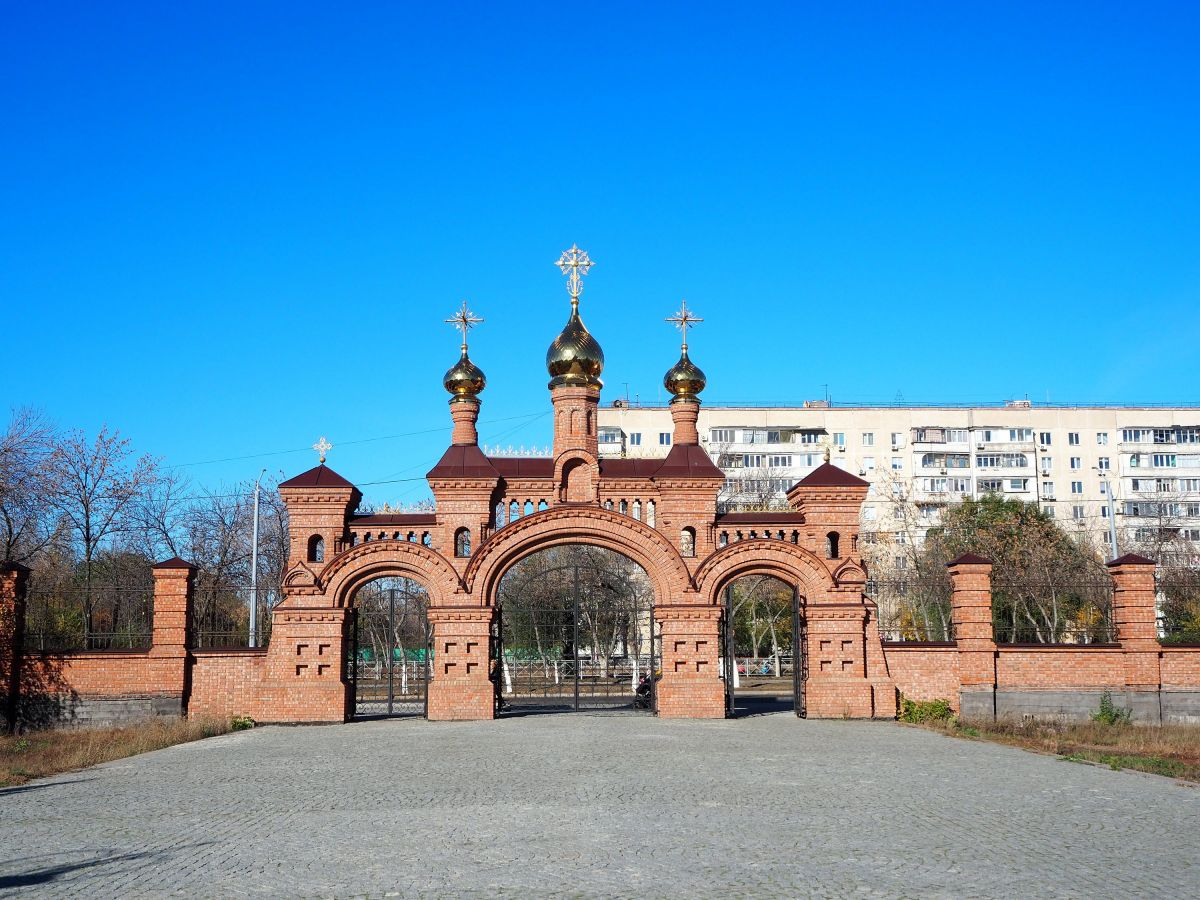 Собор Казанской иконы Божией Матери (новый), Оренбург (Оренбург, город, Оренбургская область). дополнительная информация, Ворота со стороны проспекта Дзержинского