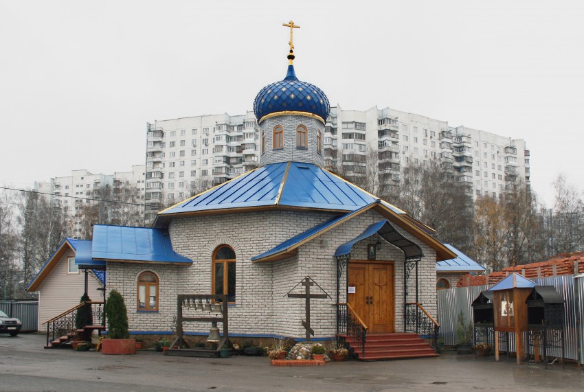 Церковь Покрова Пресвятой Богородицы в Орехове-Борисове (старая), Орехово-Борисово Южное (Южный административный округ (ЮАО), г. Москва). общий вид в ландшафте
