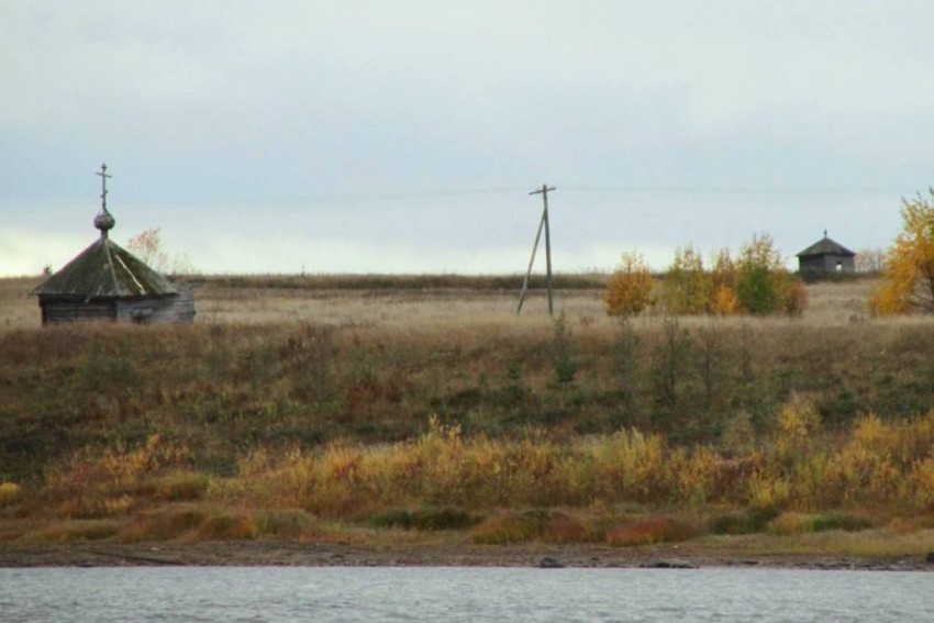 Часовня Петра и Павла, Кялованга (Онежский район, Архангельская область). фасады, вид с правого берега на обе кяловангских часовни, та, что слева, считается Петропавловской
