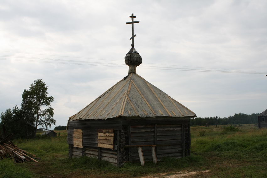 Кялованга. Часовня Петра и Павла. общий вид в ландшафте, фото участников проекта 