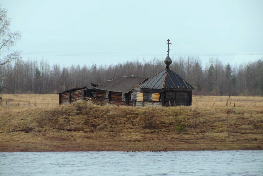 Часовня Петра и Павла, Кялованга (Онежский район, Архангельская область). фасады, вид с Онеги с юго-востока