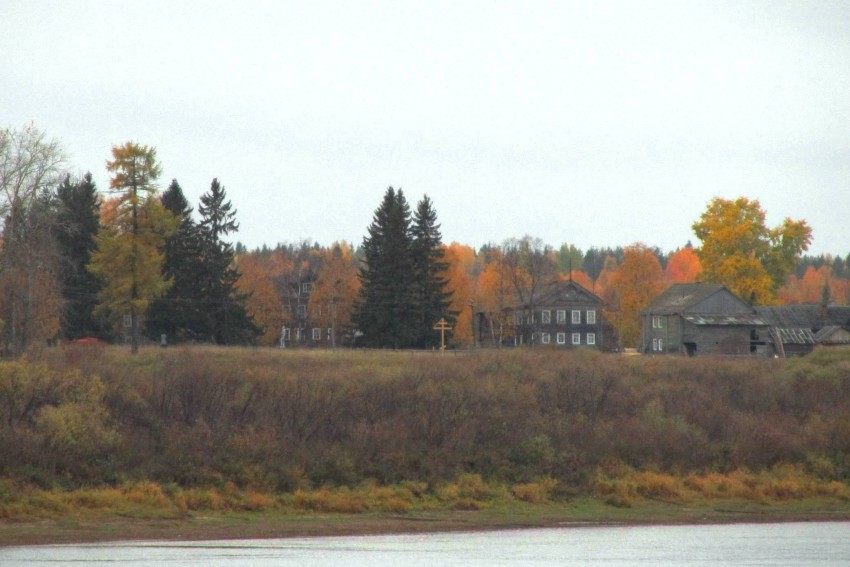 Церковь Рождества Христова, Прилуки (Онежский район, Архангельская область). дополнительная информация, памятный крест на месте церкви, вид с правого берега Онеги