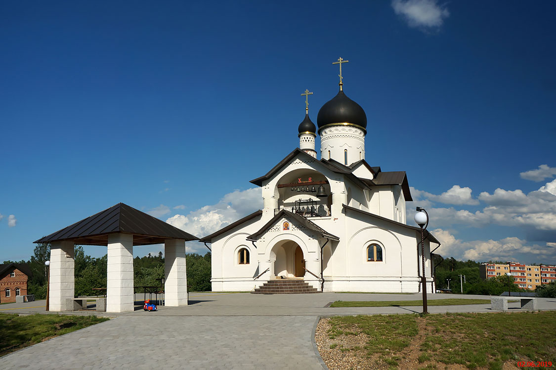Зеленоградский. Церковь Сергия Радонежского. общий вид в ландшафте