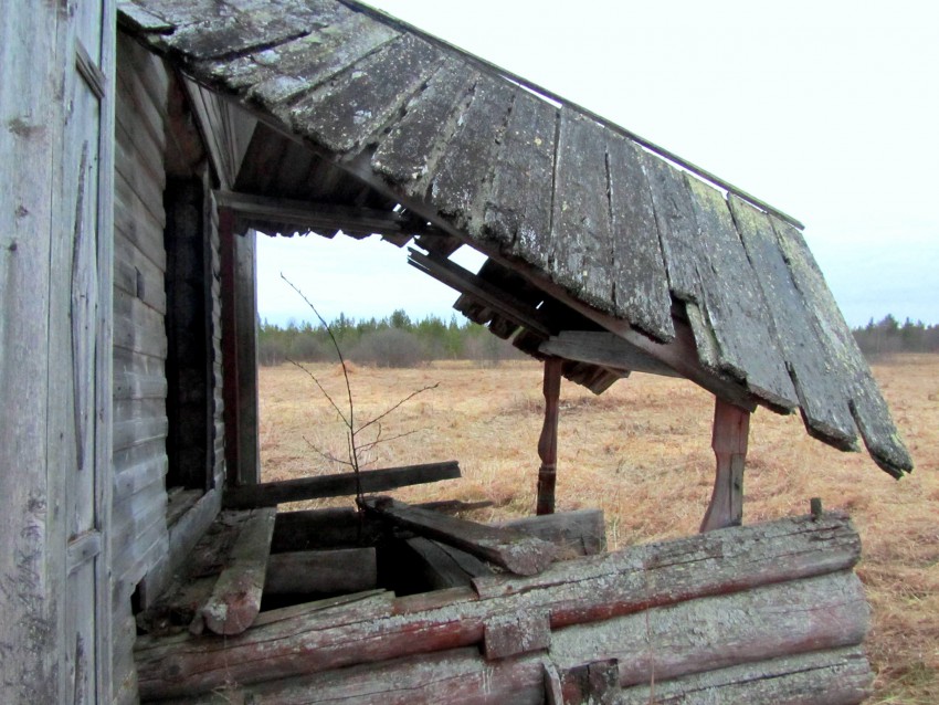 Часовня Покрова Пресвятой Богородицы, Чёково, урочище (Онежский район, Архангельская область). архитектурные детали, крыльцо, вид с севера