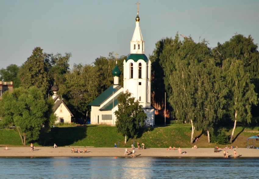 Ярославль. Церковь Зосимы и Савватия Соловецких в Тверицах. общий вид в ландшафте