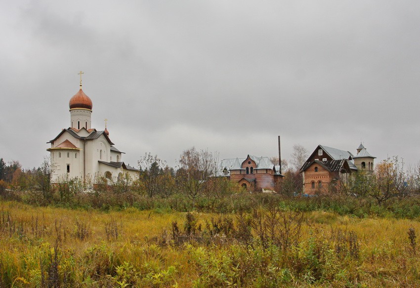 Церковь Сергия Радонежского, Зеленоградский (Пушкинский район и гг. Ивантеевка, Королёв, Московская область). общий вид в ландшафте, Общий вид с домами причта
