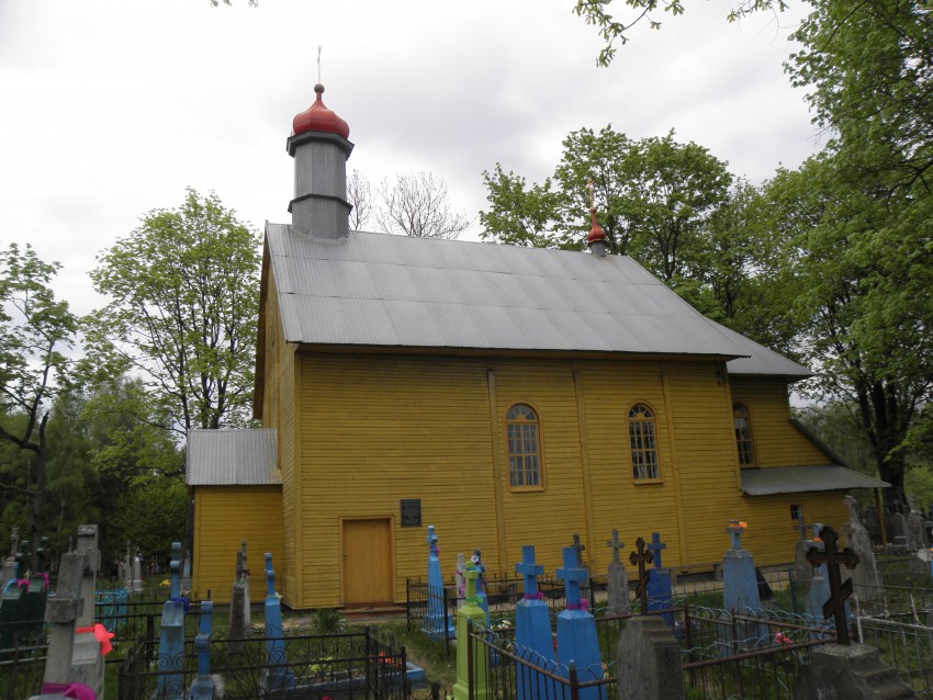 Еремичи. Церковь Михаила Архангела. общий вид в ландшафте