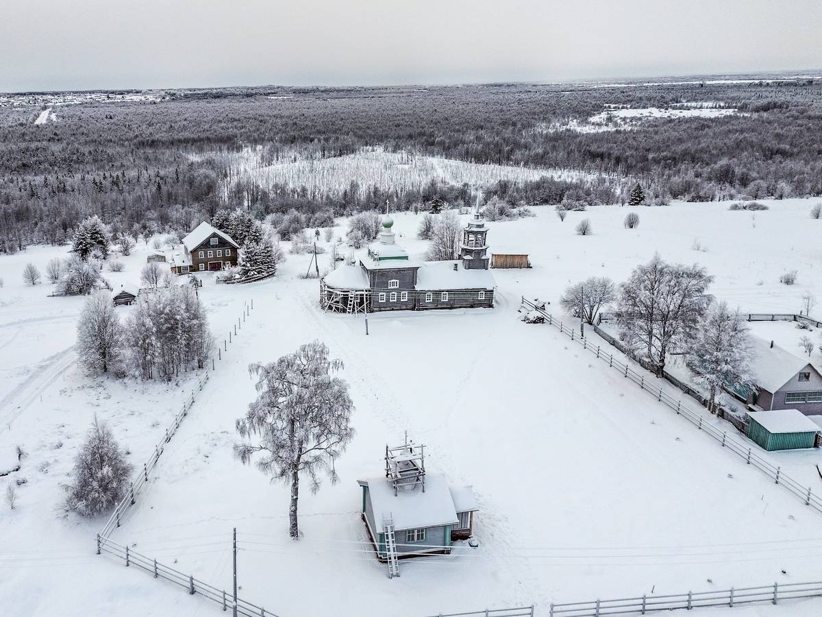 общий вид в ландшафте. Кирилло-Сырьинский Успенский монастырь (упраздненный), Сырья (Онежский район, Архангельская область)