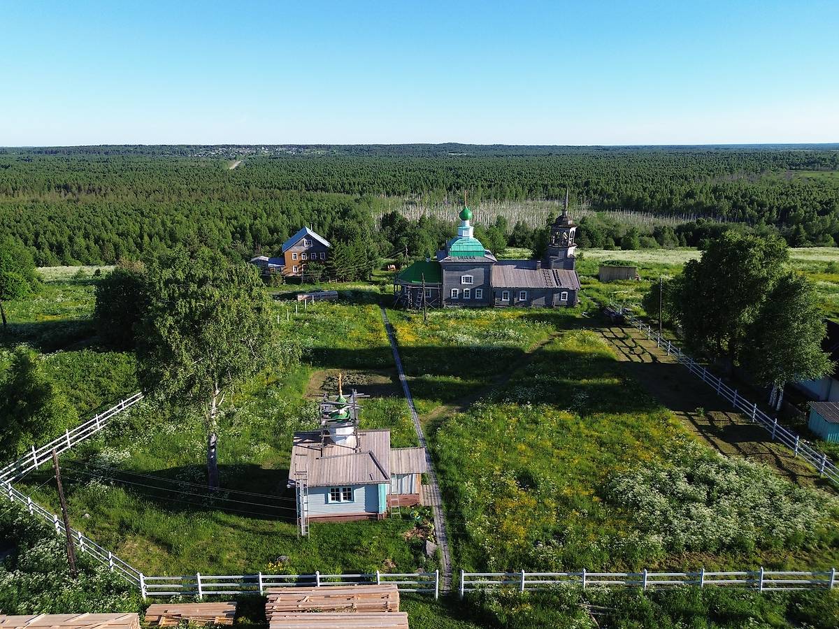 общий вид в ландшафте. Кирилло-Сырьинский Успенский монастырь (упраздненный), Сырья (Онежский район, Архангельская область)
