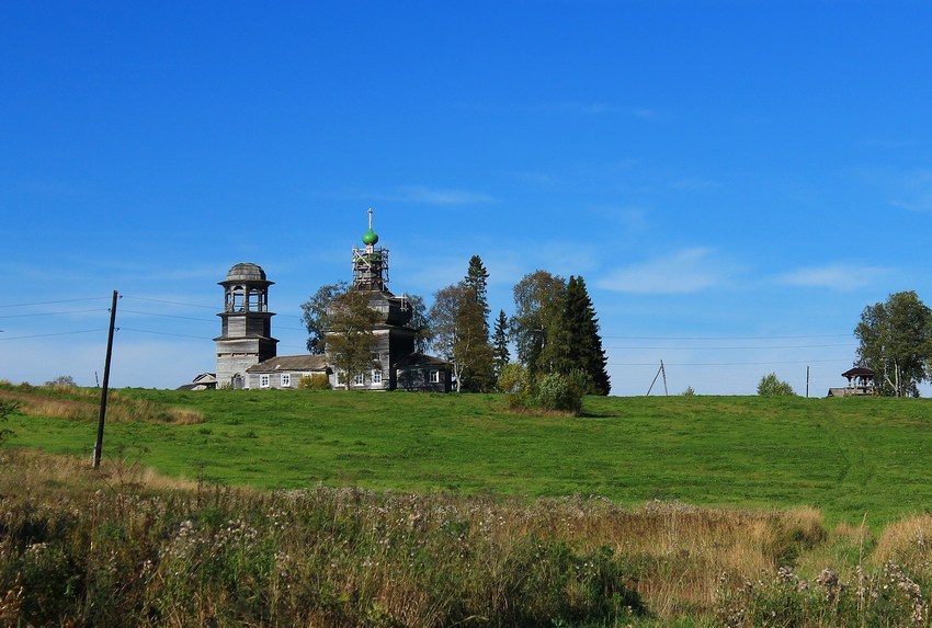 Поле (Есенская). Церковь Богоявления Господня. общий вид в ландшафте