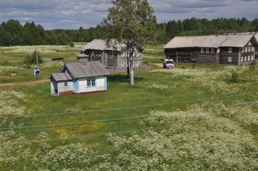 Часовня Кирилла Сырьинского, Сырья (Онежский район, Архангельская область). общий вид в ландшафте