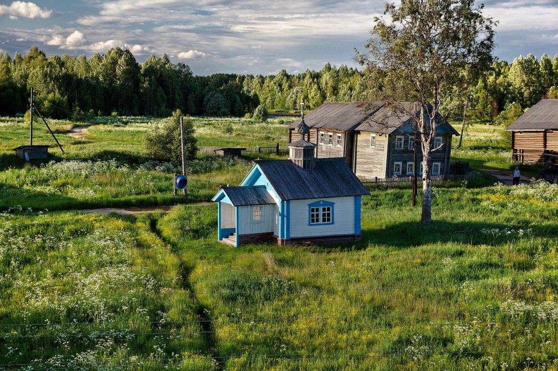 Часовня Кирилла Сырьинского, Сырья (Онежский район, Архангельская область). общий вид в ландшафте