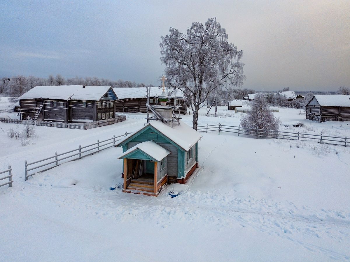 общий вид в ландшафте. Часовня Кирилла Сырьинского, Сырья (Онежский район, Архангельская область)