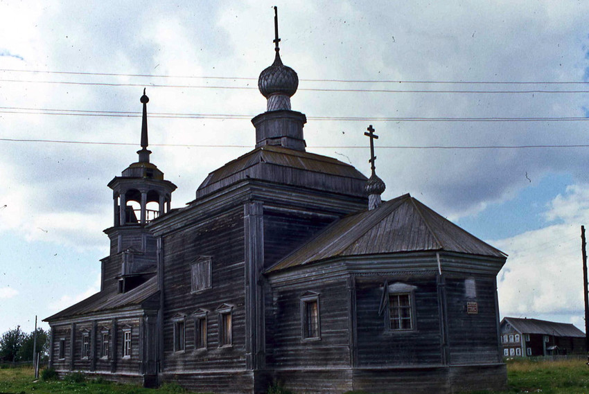 Церковь Николая Чудотворца, Сырья (Онежский район, Архангельская область). общий вид в ландшафте, Никольская церковь в д. Сырья 