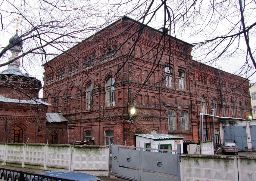 Нижегородский район. Часовня Владимирской (Оранской) иконы Божией Матери при Доме Георгиевского братства. фасады, вид с севера, справа от часовни бывший Дом Братства святого Георгия