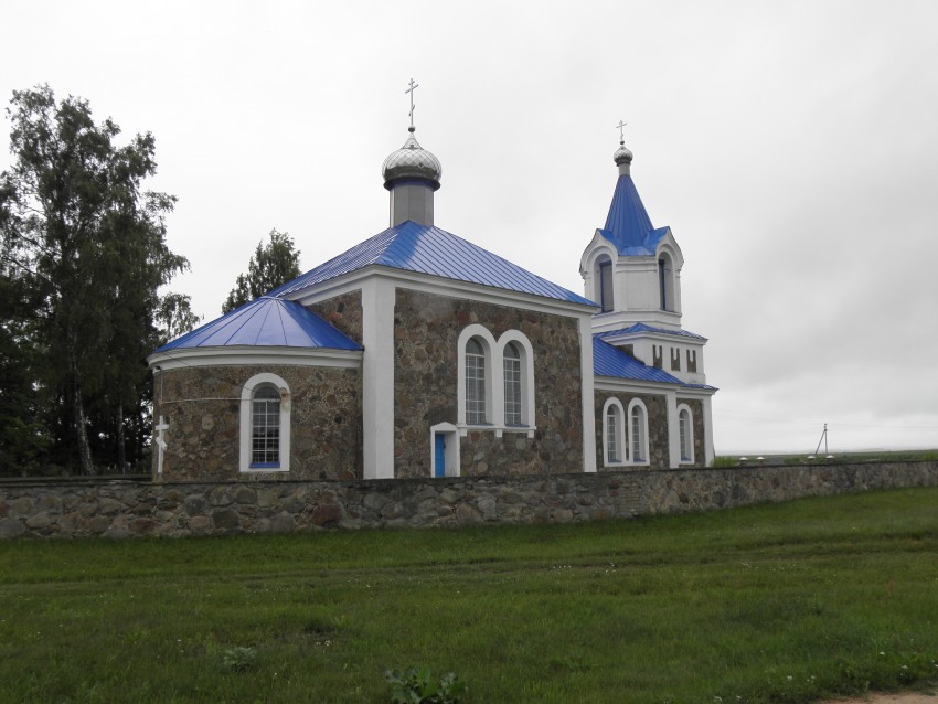 Церковь Покрова Пресвятой Богородицы, Михневичи (Сморгонский район, Беларусь, Гродненская область). общий вид в ландшафте