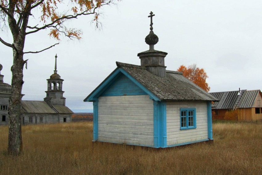 Часовня Кирилла Сырьинского, Сырья (Онежский район, Архангельская область). фасады, вид с северо-востока, слева на заднем плане - Никольская церковь