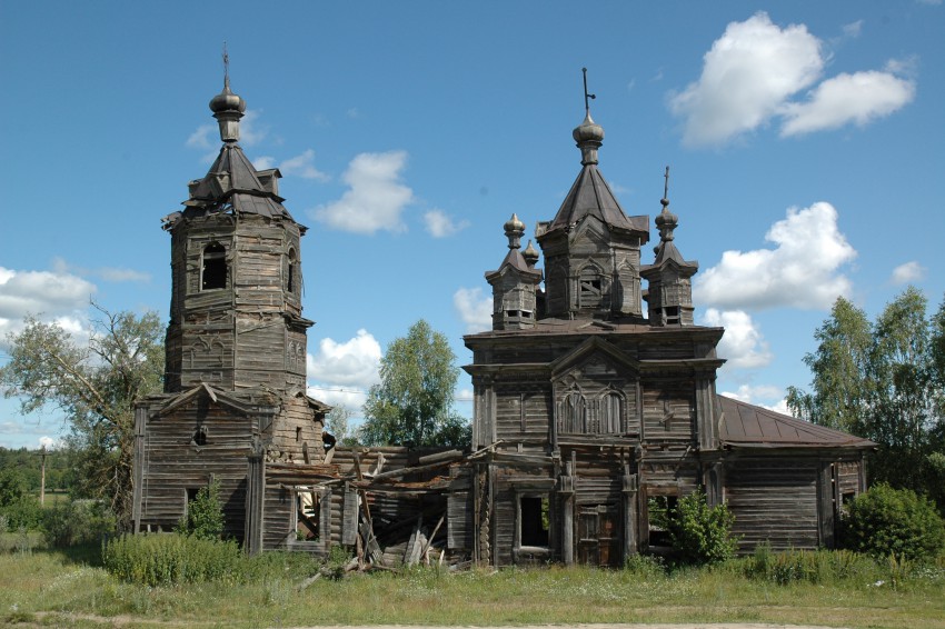 Церковь Покрова Пресвятой Богородицы, Обухово (Первомайск, ГО, Нижегородская область). фасады, Храм находится в аварийном состоянии, трапезная разрушена, колокольня накренилась.