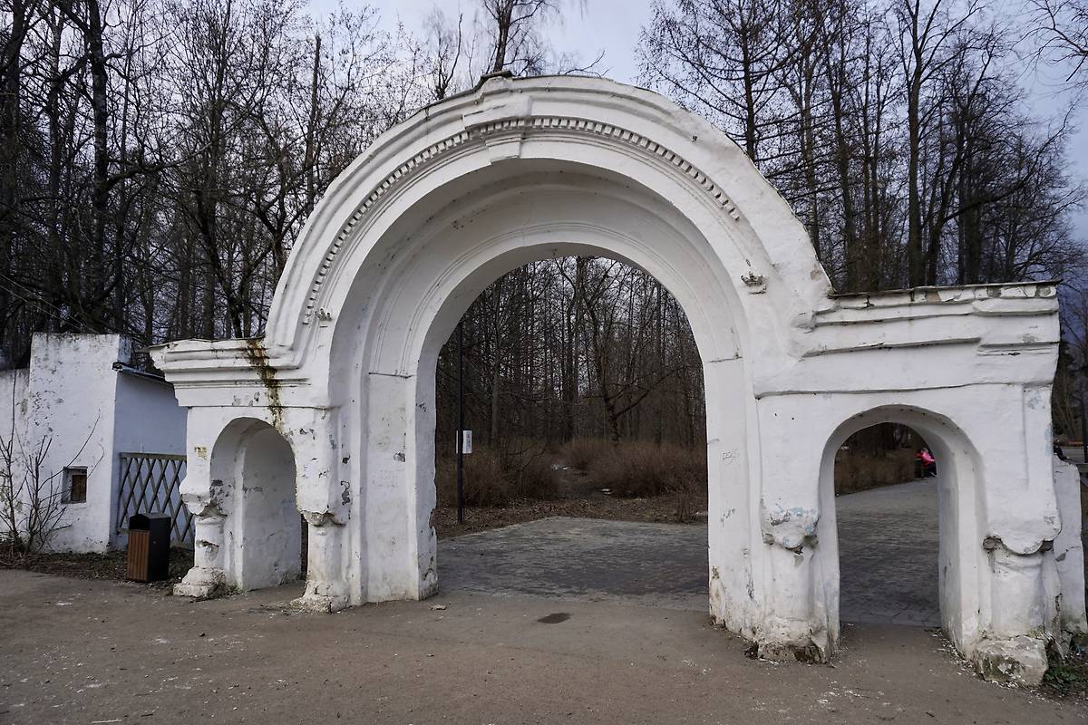 Ворота церковной ограды., дополнительная информация. Церковь иконы Божией Матери "Всех скорбящих Радость", Кимры (Кимрский район и г. Кимры, Тверская область)