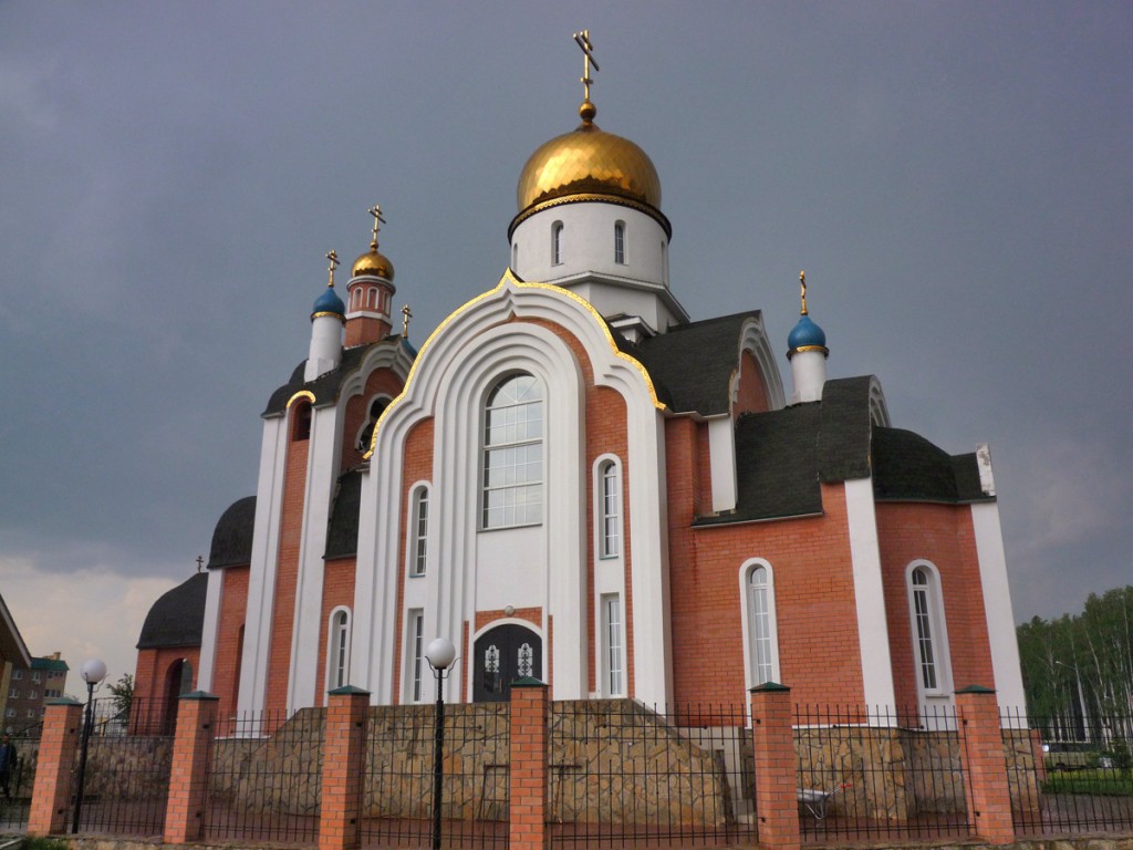 Екатеринбург. Церковь Владимира равноапостольного в Академическом. фасады