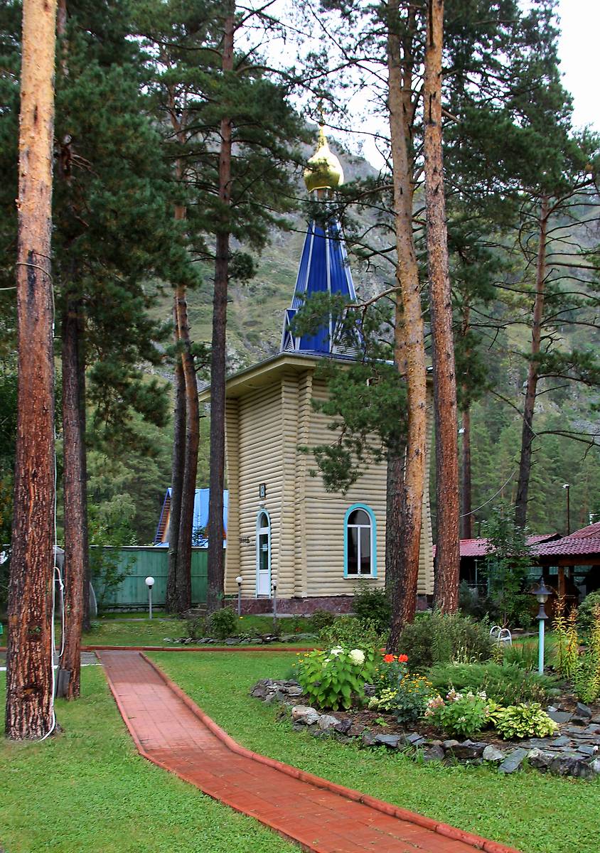 общий вид в ландшафте. Часовня Николая Чудотворца, Узнезя (Чемальский район, Республика Алтай)