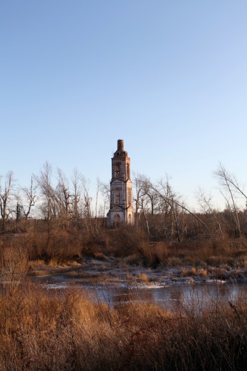 Рябина (Рябинина Пустынь). Церковь Троицы Живоначальной. общий вид в ландшафте