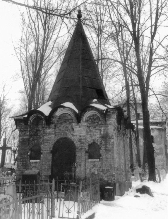 Великий Новгород. Неизвестная часовня на Петровском кладбище. фасады