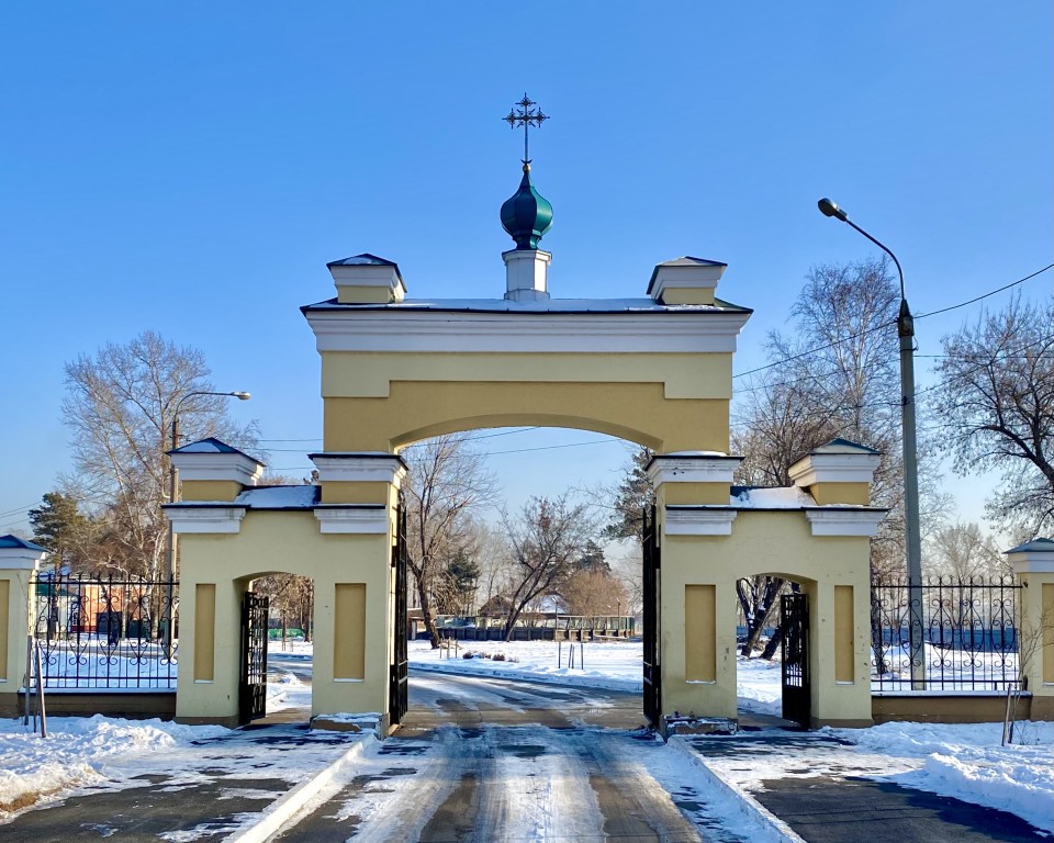 Иркутск. Церковь Михаила Архангела. дополнительная информация, Ворота на территорию храма