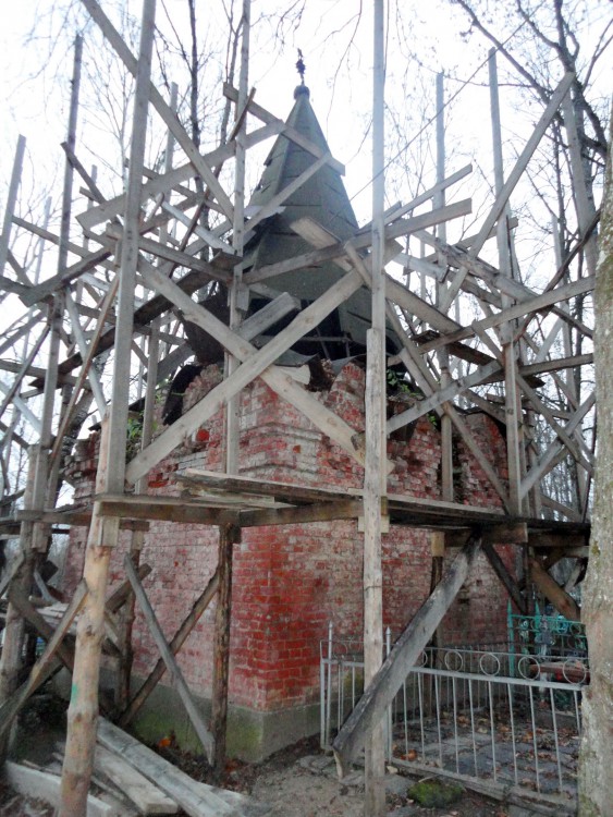 Великий Новгород. Неизвестная часовня на Петровском кладбище. общий вид в ландшафте