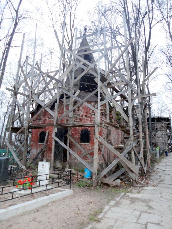 Неизвестная часовня на Петровском кладбище, Великий Новгород (Великий Новгород, город, Новгородская область). общий вид в ландшафте