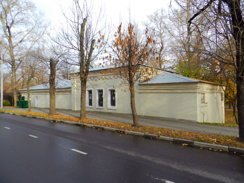 Якиманка. Церковь Михаила Архангела при Голицынской больнице. общий вид в ландшафте