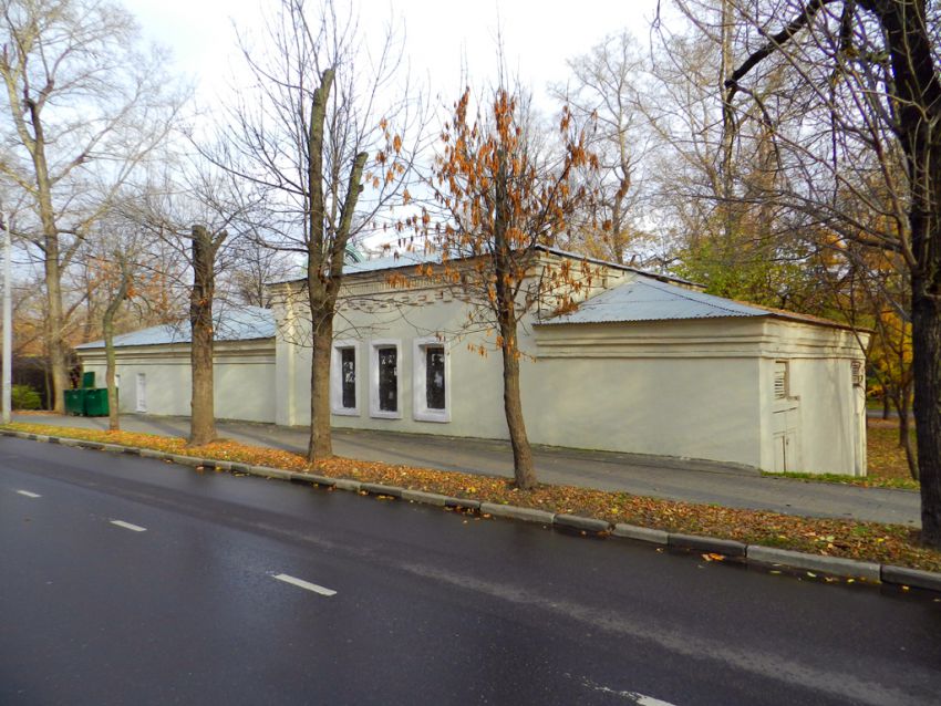 Церковь Михаила Архангела при Голицынской больнице, Якиманка (Центральный административный округ (ЦАО), г. Москва). общий вид в ландшафте