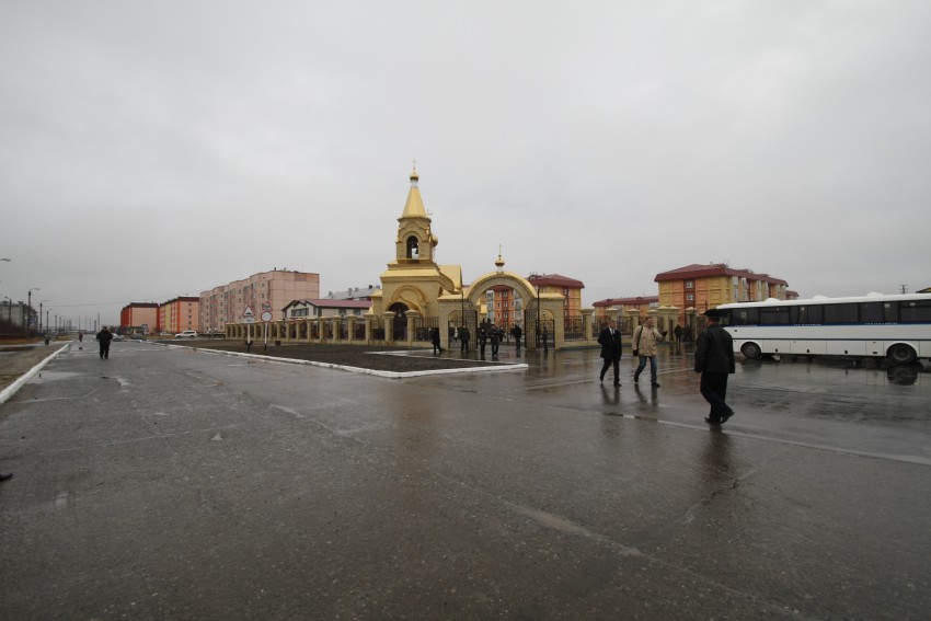 Церковь Рождества Христова, Пангоды (Надымский район и г. Надым, Ямало-Ненецкий автономный округ). общий вид в ландшафте, вид в день Освящения