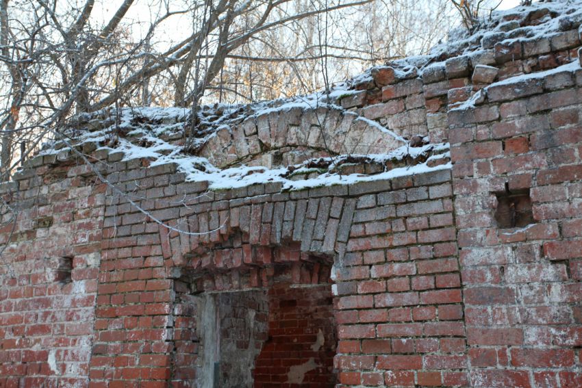 Церковь Параскевы Пятницы, Сереново (Ярославский район, Ярославская область). архитектурные детали, Входная арка переложена.
