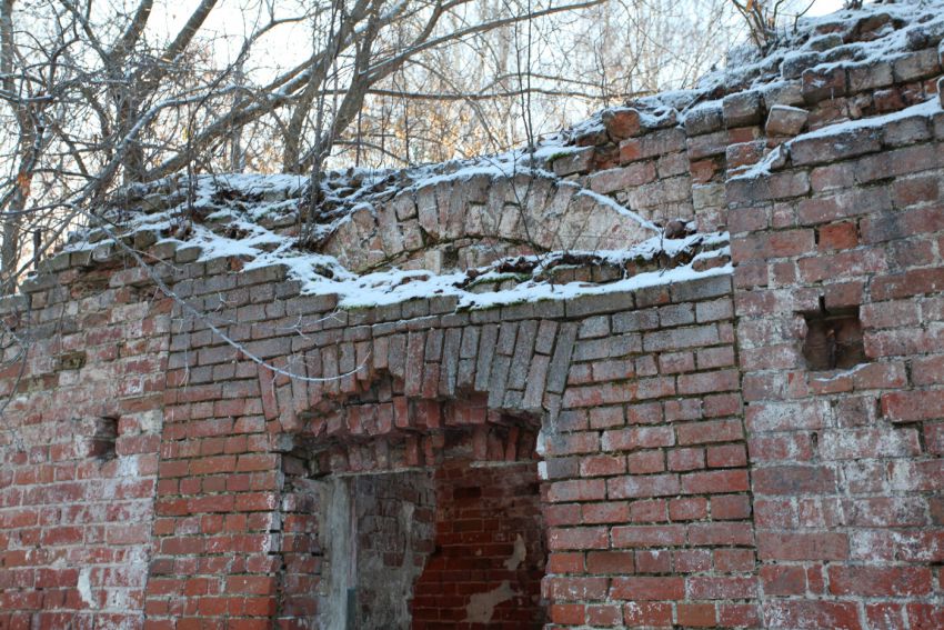 Сереново. Церковь Параскевы Пятницы. архитектурные детали, Входная арка переложена.