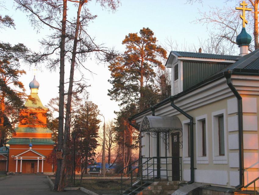 Церковь Михаила Архангела, Иркутск (Иркутск, город, Иркутская область). дополнительная информация, Библиотека на территории церкви Михаила Архангела