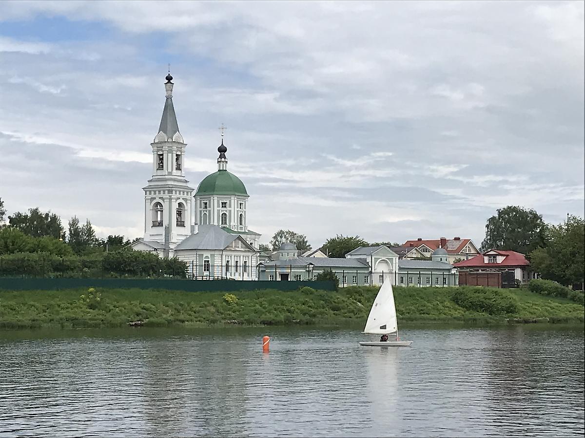 общий вид в ландшафте. Екатерининский женский монастырь, Тверь (Тверь, город, Тверская область)