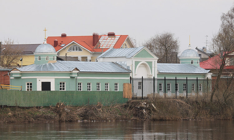 Екатерининский женский монастырь. Часовня Серафима Саровского, Тверь (Тверь, город, Тверская область). общий вид в ландшафте, Вид с противоположного берега Тверцы