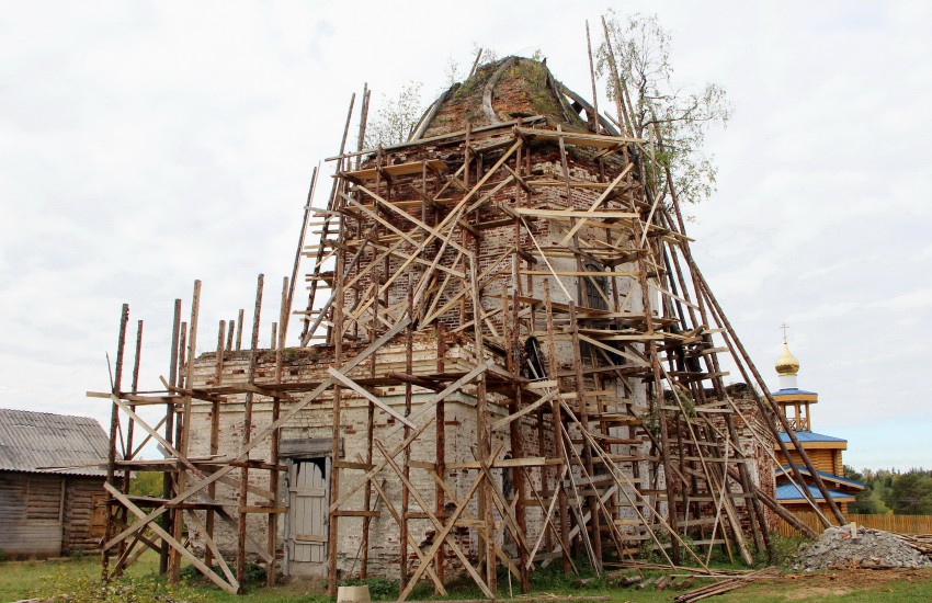 Церковь Троицы Живоначальной, Троица (Белохолуницкий район, Кировская область). фасады, Одетая в леса