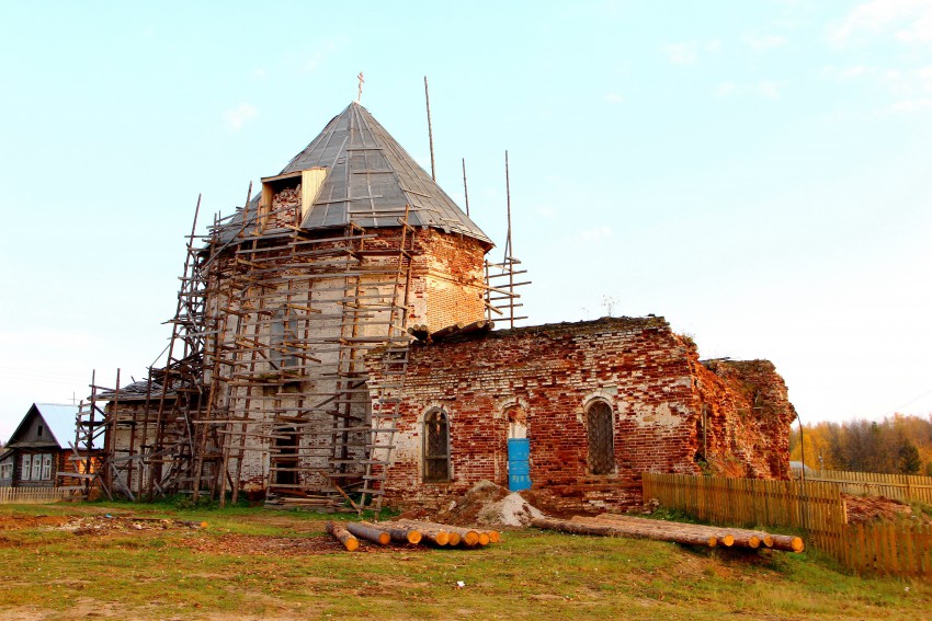 Церковь Троицы Живоначальной, Троица (Белохолуницкий район, Кировская область). фасады, За прошедший год перекрыта крыша, установлен небольшой крест.