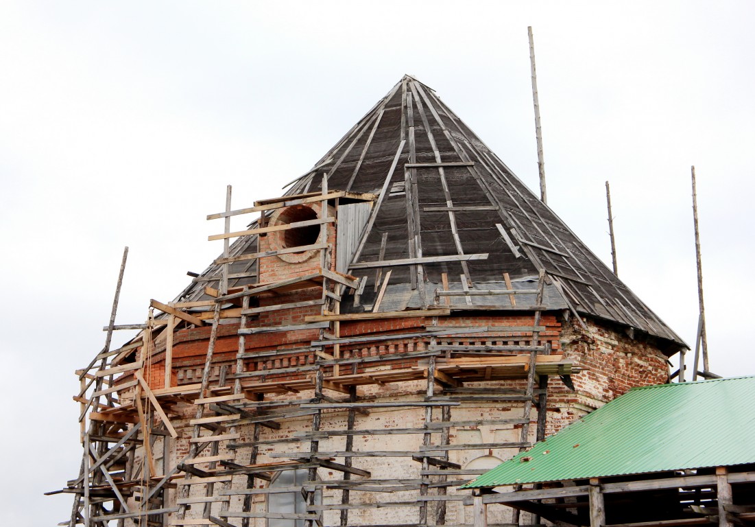 Троица. Церковь Троицы Живоначальной. архитектурные детали, В 2017г. начали вычинку кирпичной кладки.