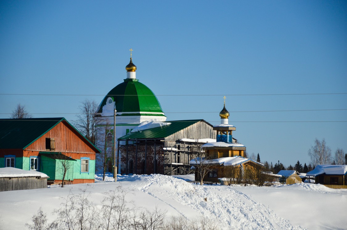 Церковь Троицы Живоначальной, Троица (Белохолуницкий район, Кировская область). фасады, Вид с моста