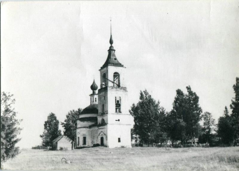 Церковь Троицы Живоначальной, Заречье (Междуреченский район, Вологодская область). архивная фотография, Фото Н.А. Сигова из собрания Междуреченского художественно-краеведческого музея ( с сайта goskatalog.ru)