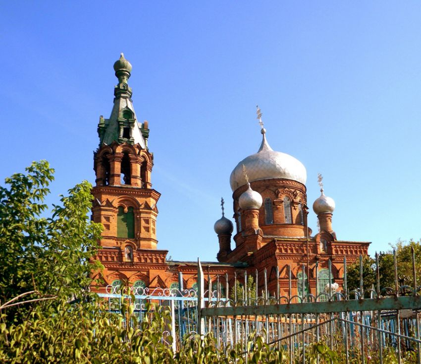 Глебовщина. Церковь Михаила Архангела. общий вид в ландшафте