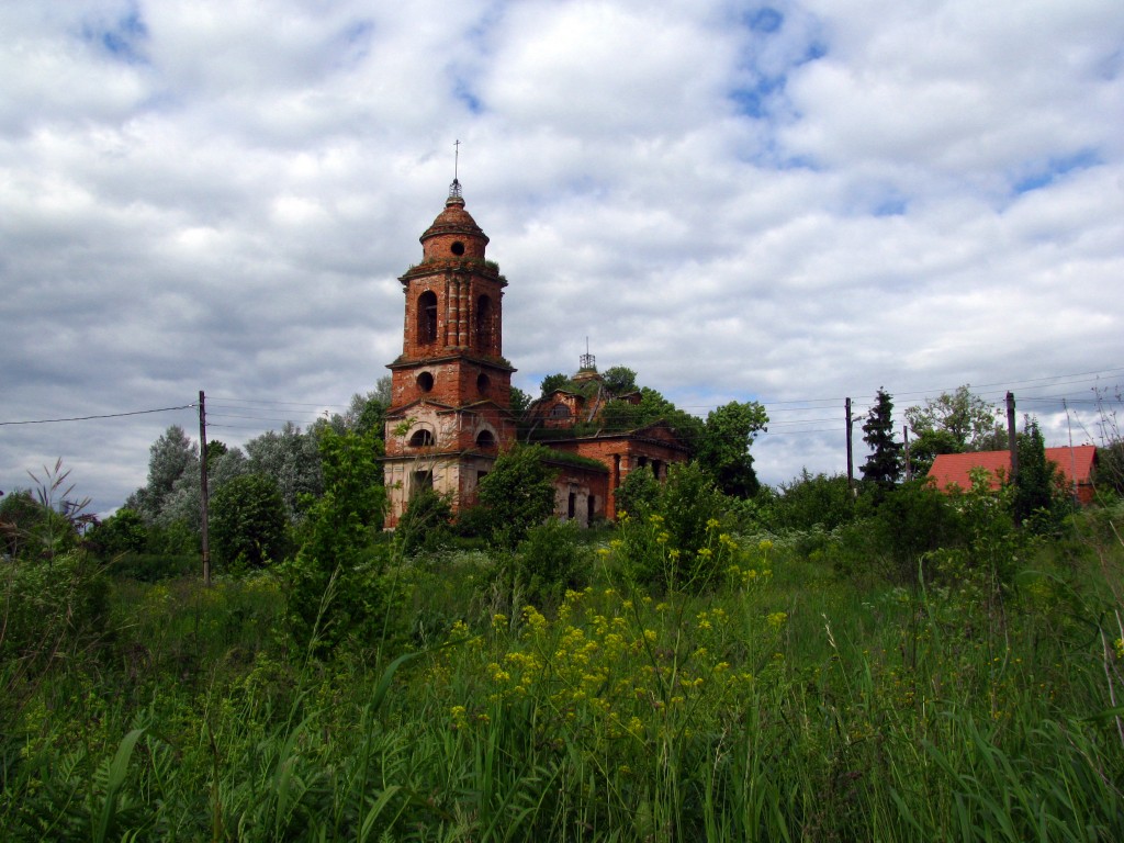 Крутицы. Церковь Михаила Архангела. общий вид в ландшафте