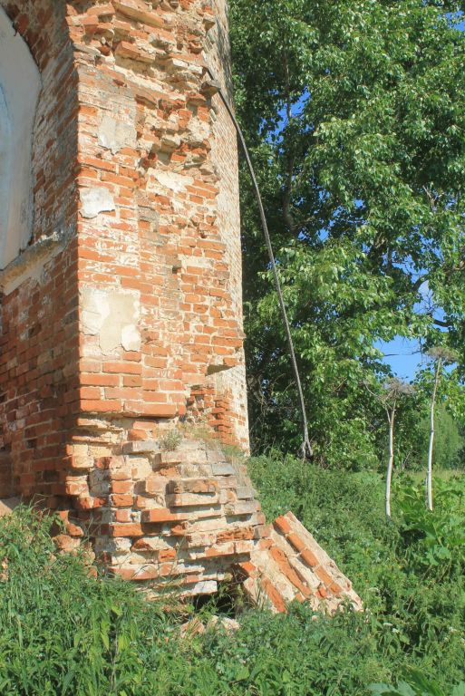 Церковь Троицы Живоначальной, Святополье, урочище (Немский район, Кировская область). архитектурные детали