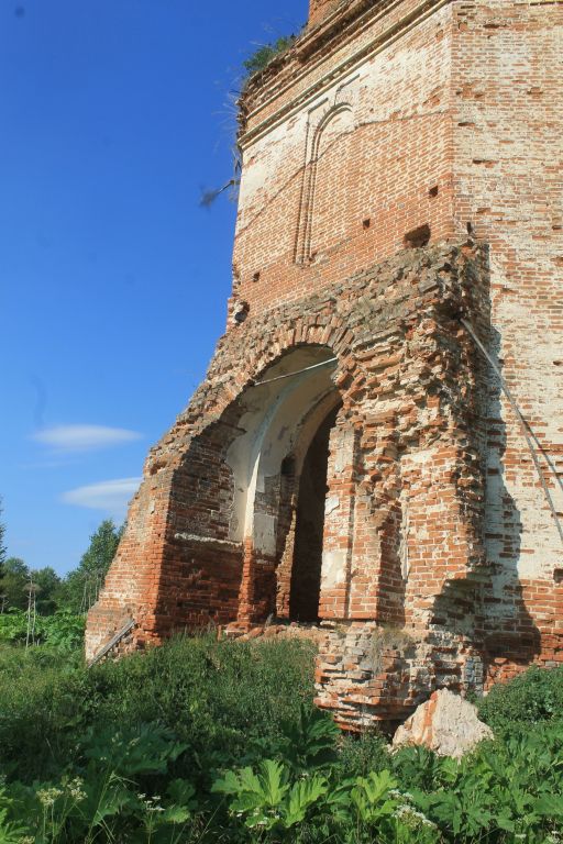 Церковь Троицы Живоначальной, Святополье, урочище (Немский район, Кировская область). архитектурные детали