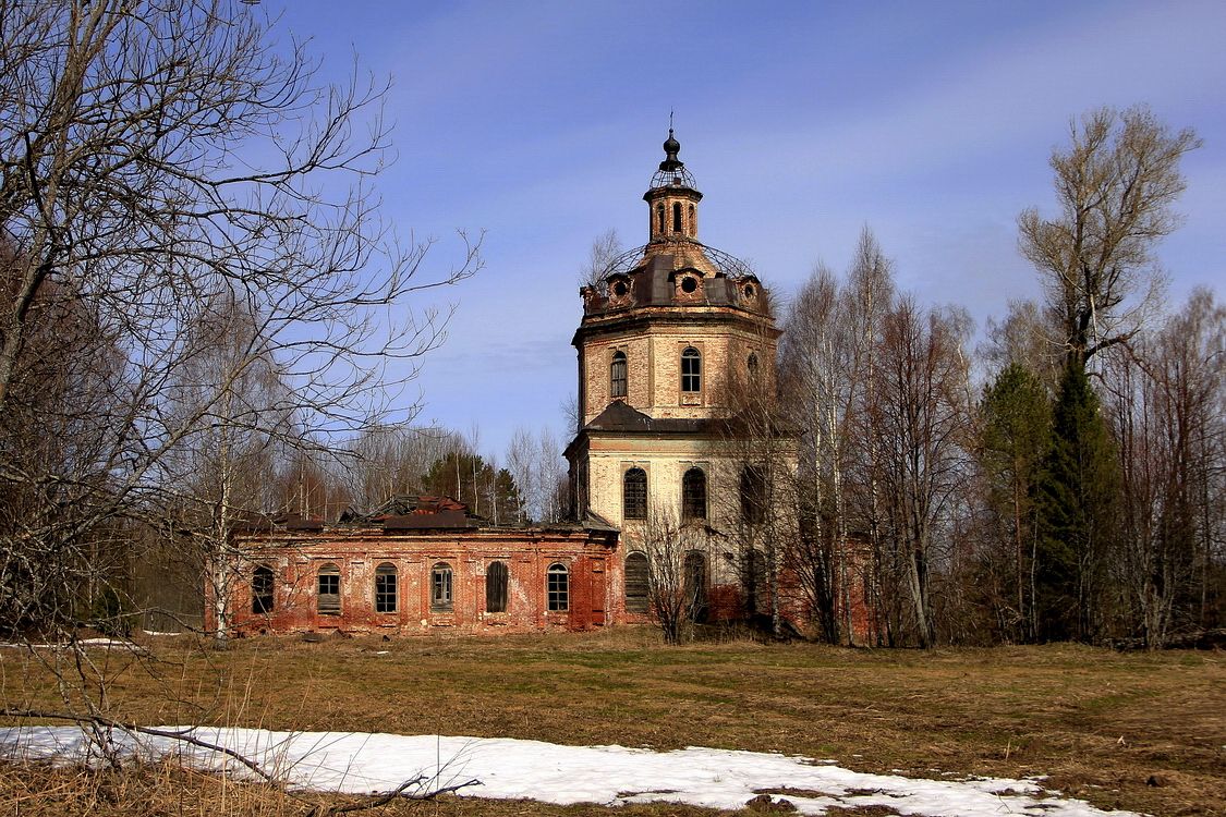 Верхнеивкино, урочище. Церковь Троицы Живоначальной. общий вид в ландшафте