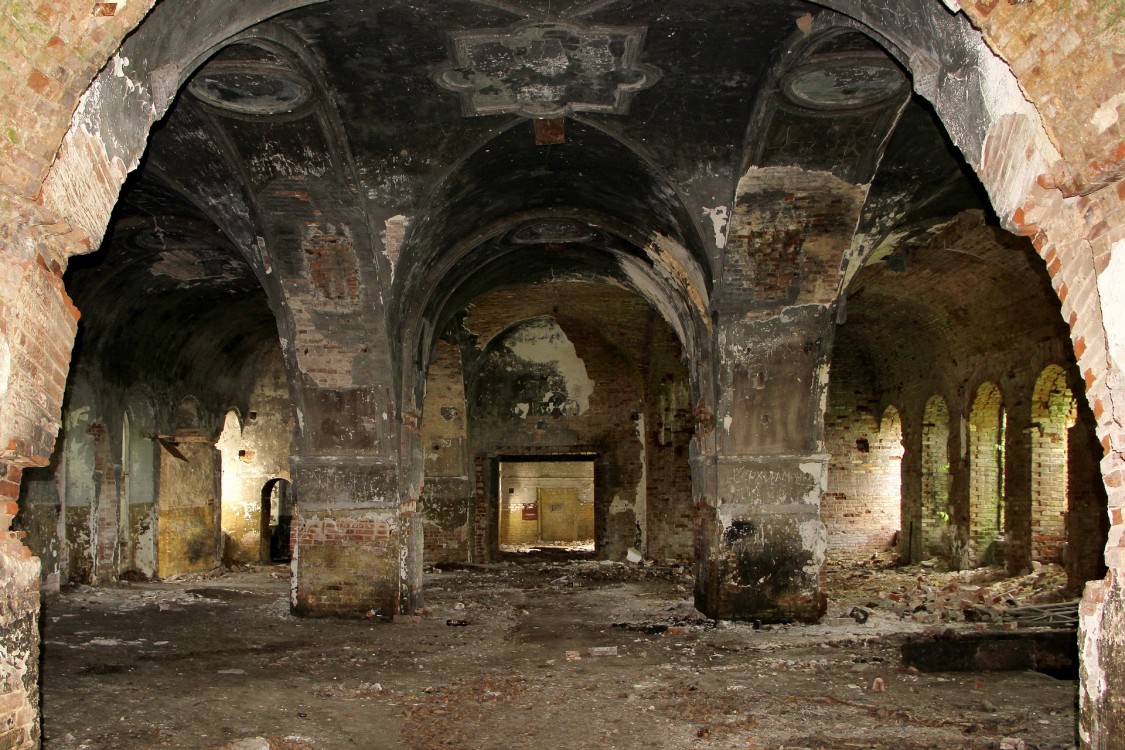 Церковь Троицы Живоначальной, Боровица (Мурашинский район, Кировская область). интерьер и убранство, Вид из холодного храма на трапезную.