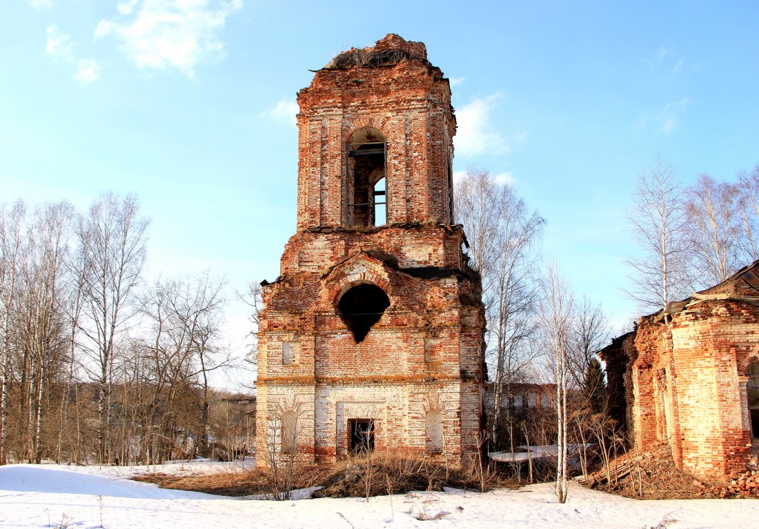Церковь Сретения Господня, Роговое (Слободской район, Кировская область). архитектурные детали, Переход из колокольни в трапезную утрачен, и колокольня стала отдельностоящей.